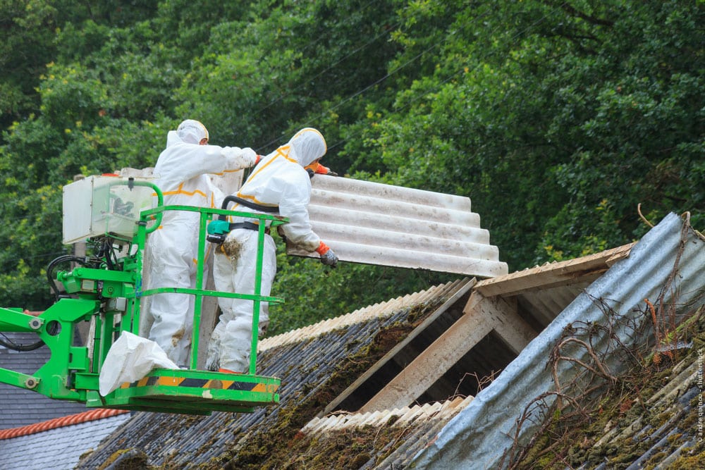 Asbestplatten vom Dach entfernen